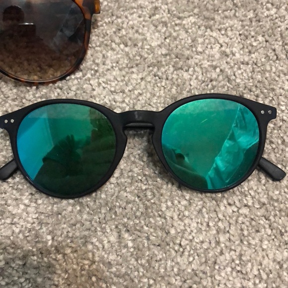 3 pairs of trendy sunglasses - Picture 4 of 5